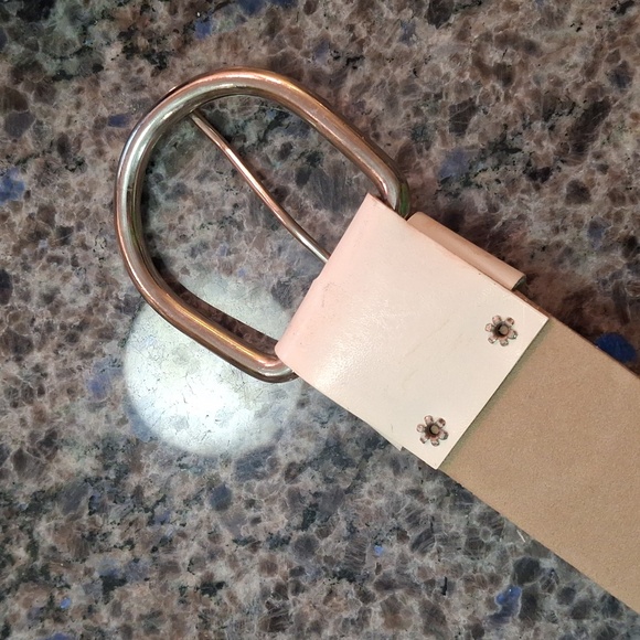 1980's White, 4in wide belt, 42 in. Long. I wore this in the 80's. Buckle is 3x3 - Picture 7 of 9